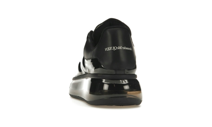 Alexander McQueen Oversized nero lucido miniatura 4 su DripMilan